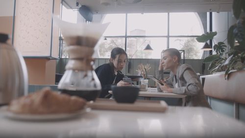 De ce tot mai mulți oameni comandă, în cafenelele de specialitate, V60 - metoda japoneză de preparare manuală / Barista: Cafeaua filtrată devine noul ritual urban