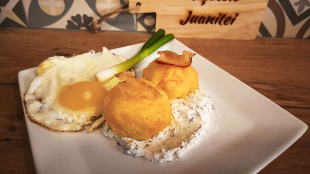 Rețetele Juanitei | Crochete de mămăligă cu brânză de burduf și sos de smântână/ Un fel de bulz reinterpretat