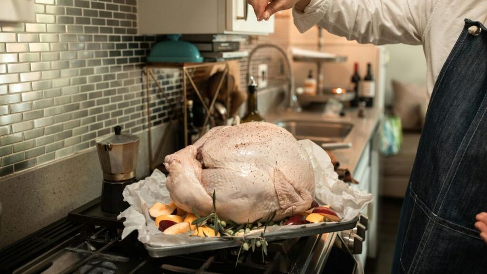 Spune adio alimentelor ultraprocesate, cu acești 7 înlocuitori sănătoși/Renunță la puiul prăjit, ciocolata cu arome și pâinea albă, pentru variante sănătoase și delicioase precum friptura la cuptor, pâinea integrală și apa infuzată cu fructe