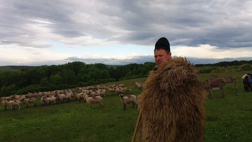 Ghiță Ciobanu, după ce Regele Charles a anunțat că angajează un cioban pentru oile sale: „Meseriași nu mai găsești nici la noi” / „Și eu am tot 2.000 de oi, ca regele. M-am uitat de salariu în anunț, dar nu scrie”