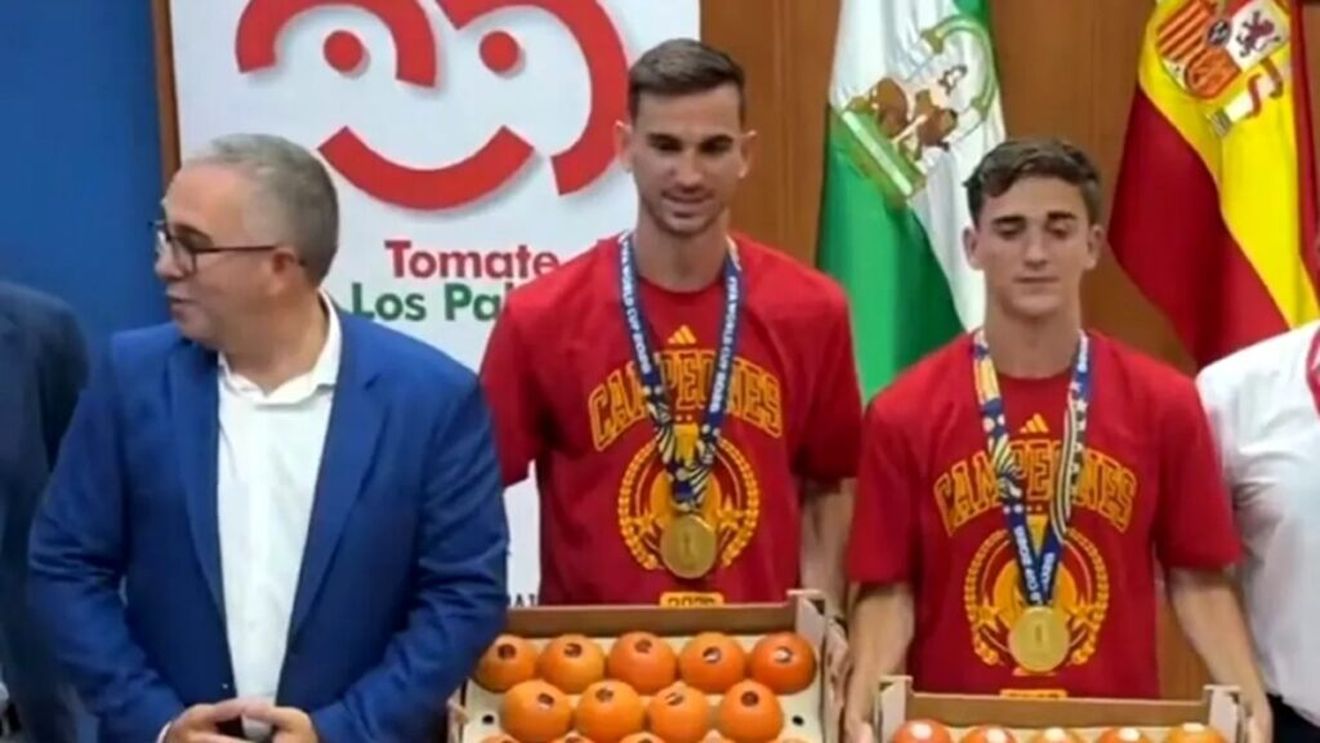 Fabián Ruiz a primit 84,5 kilograme de roșii după triumful Spaniei la Cupa Mondială / Tradiția a început acum 16 ani, când Jesús Navas a fost răsplătit pentru aceeași performanță