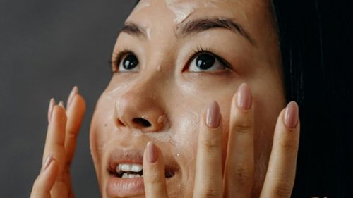 Un nutritionist și un dermatolog au stabilit care sunt cele 10 gustări pe care trebuie să le eviți dacă vrei să nu te trezești cu fața umflată / 5 alimente pe care poți să le mănânci fără grija că vei întâmpina această neplăcere