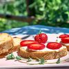 7 rețete cu căpșuni care nu sunt deserturi: de la salată cu brânză de capră la sos pentru friptura de rață / De ce merg aceste fructe în preparatele sărate