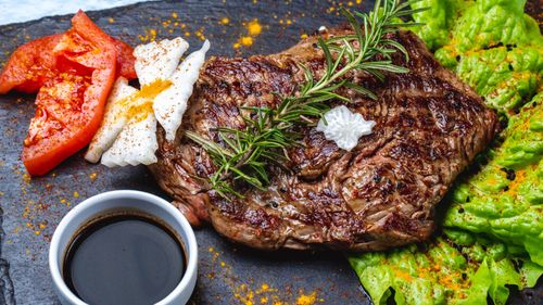 Friptura „contra” durerilor menstruale a devenit virală pe TikTok, dar dovezile lipsesc / Ce spun experții și care este, de fapt, legătura reală