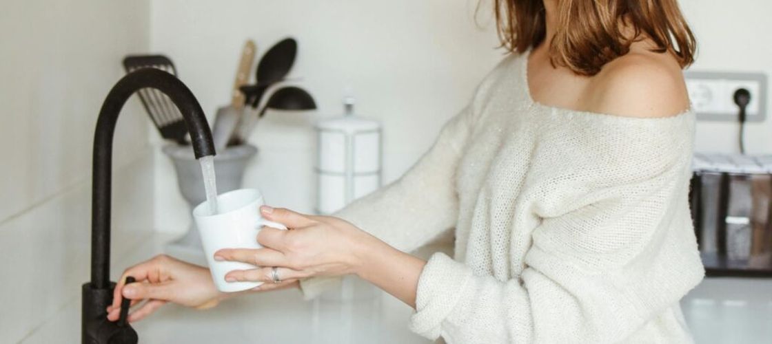 Studiu: Apa potabilă mai sărată crește riscul de hipertensiune cu 26%, nivel comparabil cu cel asociat sedentarismului