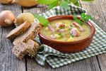 Supă germană de cartofi cu bacon și tăiței / Rețeta simplă, ieftină și sățioasă
