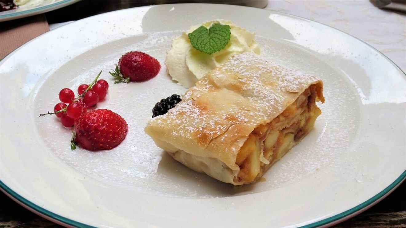Ceva dulce/Ștrudelul cu mere este un simbol al gastronomiei austriece, dar povestea acestui desert delicios și rafinat este una mult mai complexă, având influențe din diverse culturi / O rețetă clasică pe care să o pregătești în acest weekend