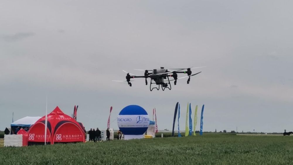 FOTO-VIDEO | Dronele revoluționează agricultura: Eficiență sporită și tratamente de precizie. Anumite modele pleacă de la 20.000 de euro