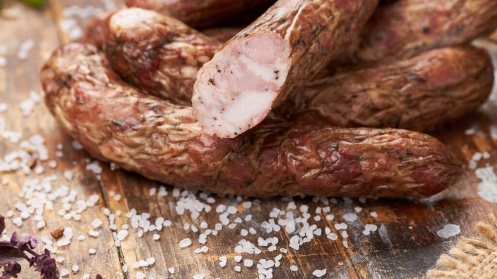 „Cârnaţii din topor” din Vâlcea au dobândit statutul de Denumire de Origine Protejată (DOP), alături de produse din Franța, Italia, Spania și Ungaria