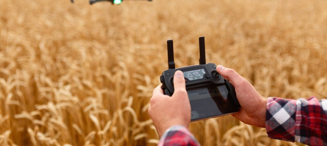 „Ferma, sera sau livada nu mai înseamnă doar sapă şi lopată”: Un colegiu agricol din Brașov introduce în programă senzori de precizie și tehnologii digitale