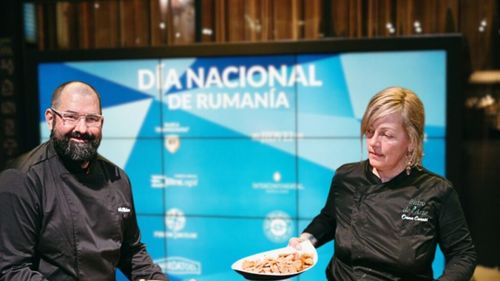 VIDEO | Ce le-au gătit românilor din Barcelona, de 1 Decembrie, celebrii chefi Adrian Hădean și Oana Coantă/ Ingredientele au fost aduse din țară