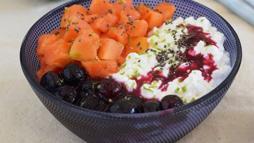 Brânză cottage cu papaya și sos de afine, o combinație rafinată pentru un mic dejun sănătos/ Se prepară rapid și poți modifica sau completa rețeta după cum îți place