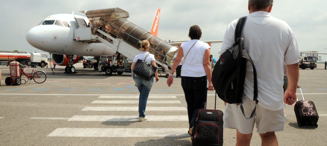 UE analizează noi taxe pe biletele de avion și produsele cu zahăr / Când s-ar putea scumpi zborurile și unele alimente