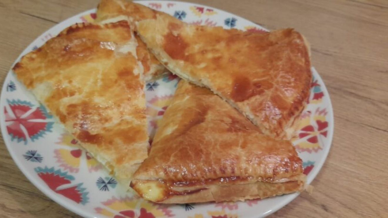 Rețetele Juanitei: Plăcintă rapidă cu brânză, varianta sărată. Cu un pachet de foitaj din magazin o bagi în 5 minute la cuptor. E bună și de pachet pentru prânz