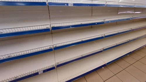Supermarketuri cu rafturi goale în sudul Italiei / Criza carburanților și protestele transportatorilor blochează aprovizionarea în provincia Foggia