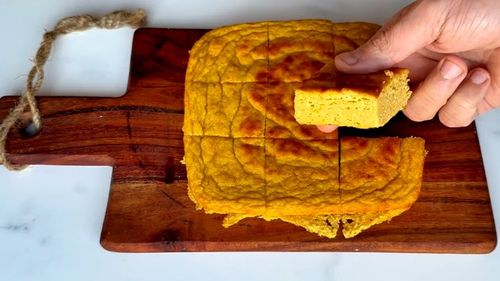 Budincă din mango și migdale, fără zahăr și făină, pentru un răsfăț la cafeaua de duminică dimineață/ Dacă rămâne, poți lua o felie la pachet, la birou