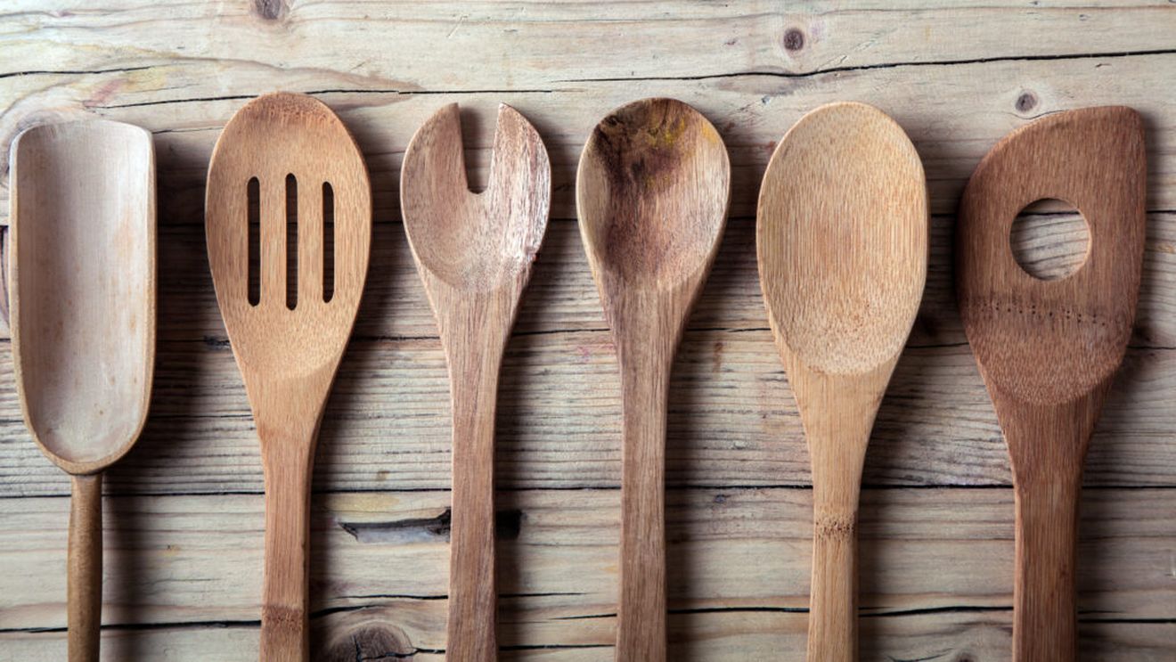 Poți folosi aceleași ustensile pentru carne crudă și gătită? Greșeala frecventă care poate duce la toxiinfecții alimentare