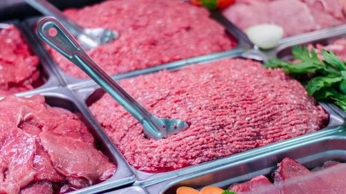 INS: Producţia de carne de porc a crescut în februarie, comparativ cu ianuarie / A scăzut, însă, pe segmentele pasăre, bovine, ovine şi caprine