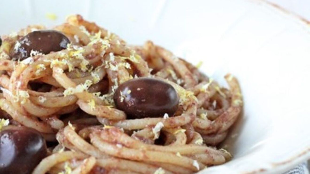 Pastele de vineri seara. Spaghetti de post cu cremă de măsline și coajă proaspătă de lămâie rasă deasupra