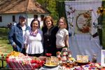 FOTO | De la socată și dulceață de trandafiri la păturată cu mac / O familie din Banat transformă florile în delicii artizanale: „Ideea a pornit de la căsuța bunicilor, pe care am moștenit-o” / „Avem peste 200 de tufe de trandafiri de dulceață”