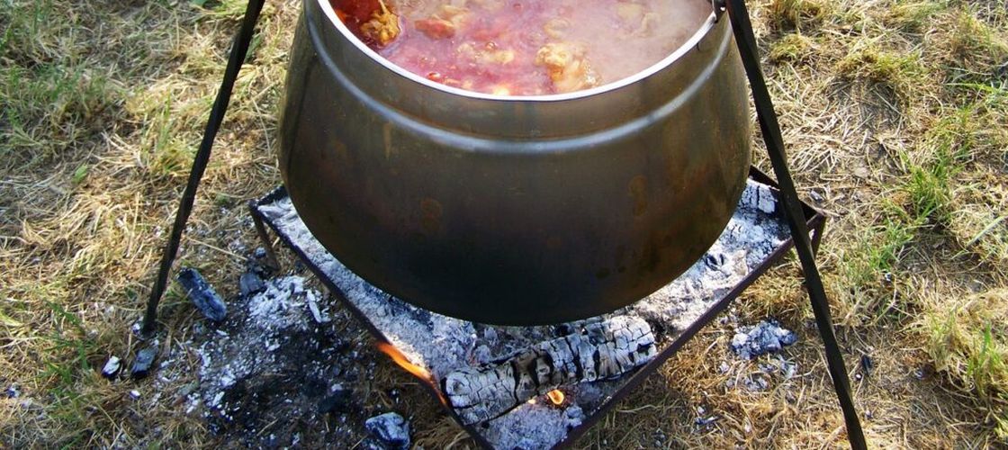 FOTO-VIDEO | Gulaș uriaș la Salonta: aproape 10.000 de porții distribuite în două ore. Organizatorii speră la un nou record mondial / Aproape o tonă de carne de bizon și 1,5 tone de cartofi au ajuns în ceaun