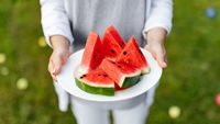 5 fructe care pot reduce riscul de cancer colorectal, potrivit medicilor gastroenterologi / Pepenele roșu, merele și kiwi, pe listă
