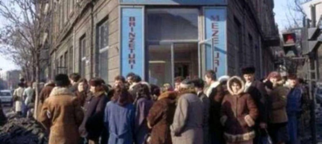 Cum lăsau muncitorii uneltele jos și fugeau la magazin când aflau că „s-a băgat marfă” la aprozar / Carnea și legumele erau printre cele mai căutate alimente, conform documentelor Securității