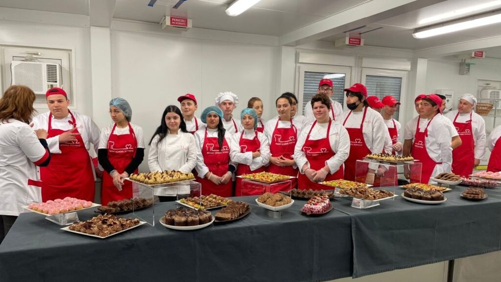 VIDEO | Cum ar putea rezolva învățământul dual problema lipsei de forță de muncă din HoReCa / Inspector școlar: „Curricula nu este deloc adaptată pieței muncii” / Fondator Bakery School: „Elevii sunt sprijiniți în găsirea unui loc de muncă”