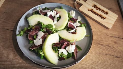 Salate cu fructe de vară - ultimele zile în care ne putem bucura de ele/ Salată cu rucola, valeriană, pepene galben, jamon și brânză de capră