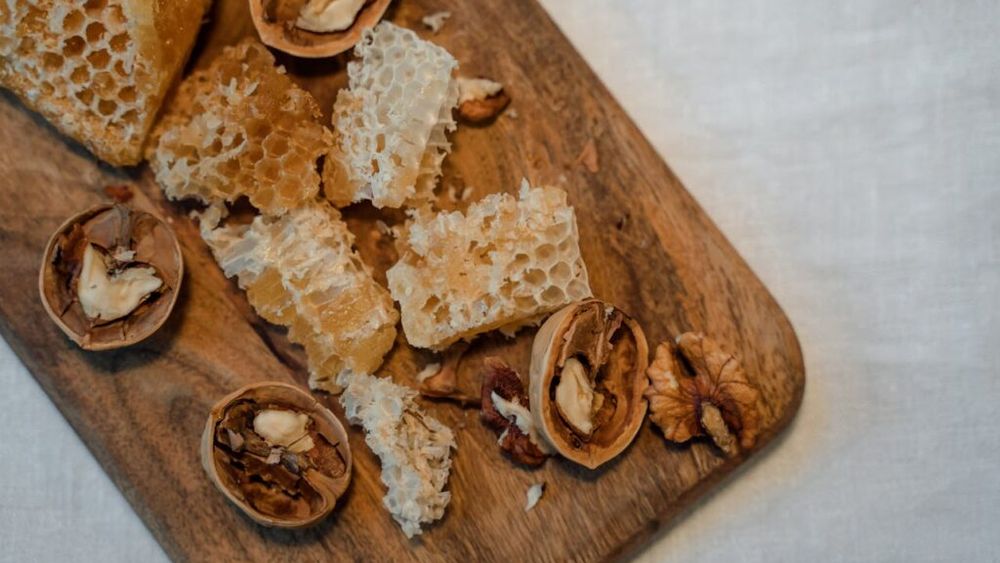 Fagurele de miere, comestibil sau nu? Ce spun specialiștii despre produsul de ceară/Fagurele stochează mierea, polenul și larvele albinelor