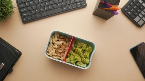 Top 3 idei de prânz sănătos, pentru mâncat la birou / Rețetele sunt ușor de preparat și conțin doar ingrediente benefice pentru organism