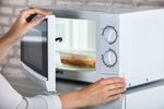 Microundele sunt periculoase sau nu? Ce spune un profesor de la Facultatea de Chimie și ce alimente nu trebuie încălzite niciodată astfel
