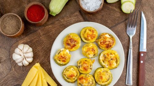 Dovlecei cu brânză și miere picantă, rețetă rapidă și ideală pentru vară/ Acest preparat este ușor, hrănitor și plin de nutrienți, potrivit nutriționiștilor