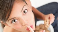 „Cele mai rele” alimente pentru creier, potrivit unui neurolog. Le consumăm frecvent crezând că sunt sănătoase: „Un biscuit din când în când nu este o problemă”