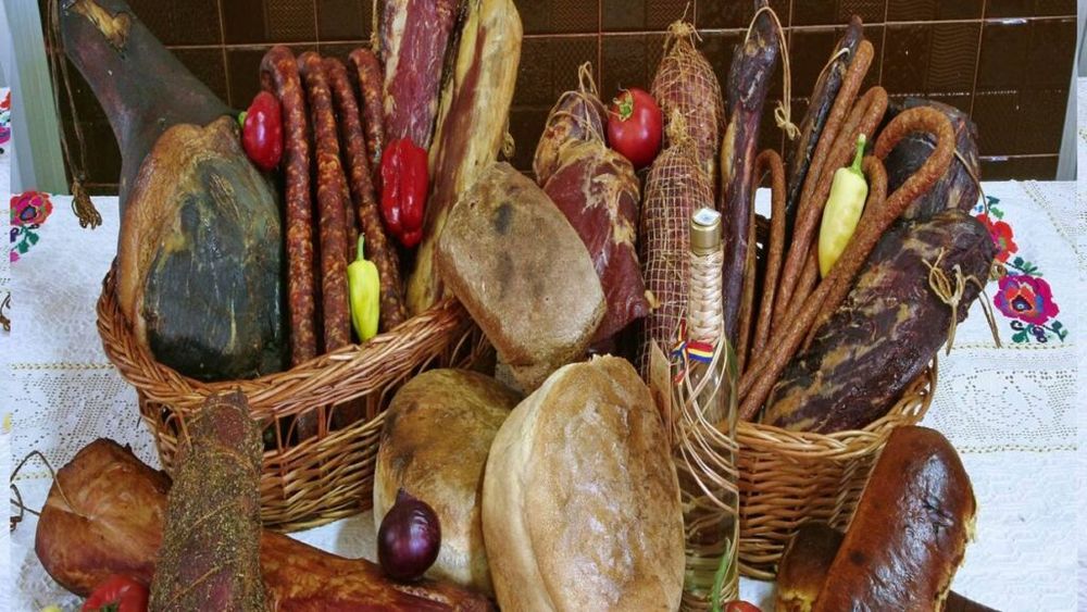 Rasa de porc românească „Bazna” | Crescător de porci: „S-a format în județul Sibiu în perioada antebelică. Are un pic mai mare viteza de creștere. Are acizi grași, ca și somonul sau uleiul de măsline” / Cârnații, șunca, slănina afumată sau caltaboșii sunt preparatele cele mai căutate (VIDEO)