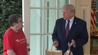 VIDEO | Donald Trump a oferit un bacșiș de 100 de dolari unei livratoare care i-a adus mâncare de la McDonald’s la Casa Albă