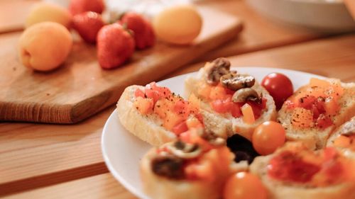 Bruschete cu piersici, gata în 15 minute!/Deliciosul preparat are gust dulce-sărat și este plin de nutrienți