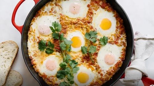 3 idei de prânz, care au la bază ouă, o sursă excelentă de proteine și vitamine / Sunt gata în mai puțin de 30 de minute / Începem cu shakshuka cu legume de sezon și încheiem cum o salată caldă