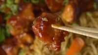 Tofu crocant în sos dulce-picant, inspirat din celebrul General Tso’s Chicken / Rețeta rapidă care cucerește și vegetarienii, și iubitorii de carne