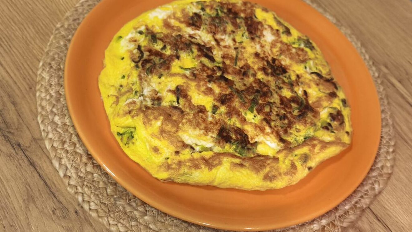 GALERIE FOTO | Omletă cu legume, tip frittata, dar gătită în tigaie sub capac. O cină sau un mic dejun preparate rapid pentru întreaga familie