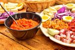 Gastronomia devine cartea de identitate a Țării Hațegului/ Proiectul ”Meniu Hațegan”: crema hațegană de fasole boabe cu ciuperci și costiță afumată/Rețeta a fost recuperată de jurnalistul culinar Cosmin Dragomir
