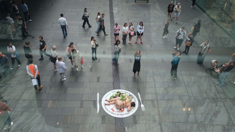 Protest inedit PETA în Sydney: Model expus pe o farfurie pentru a critica consumul de produse animale