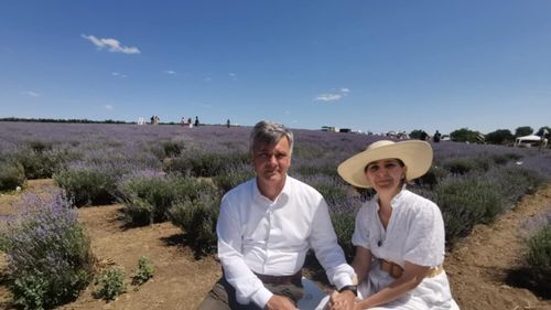 FOTO-VIDEO | Soții Andrea și Zsolt Konti au renunțat la agitația urbană, după ce s-au confruntat cu burnout-ul, și s-au apucat de plantat lavandă: „Florile de lavandă se pot folosi și în gastronomie. Facem sirop, limonadă, înghețată cu aromă de lavandă. Se pot face și brioșe sau ciocolată aromatizată”