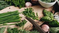 8 ierburi mediteraneene esențiale: cu ce le mănânci și de ce știința zice că ar trebui să fie și în bucătăria ta / Bonus: Salată mediteraneană de linte, gata în 20 de minute