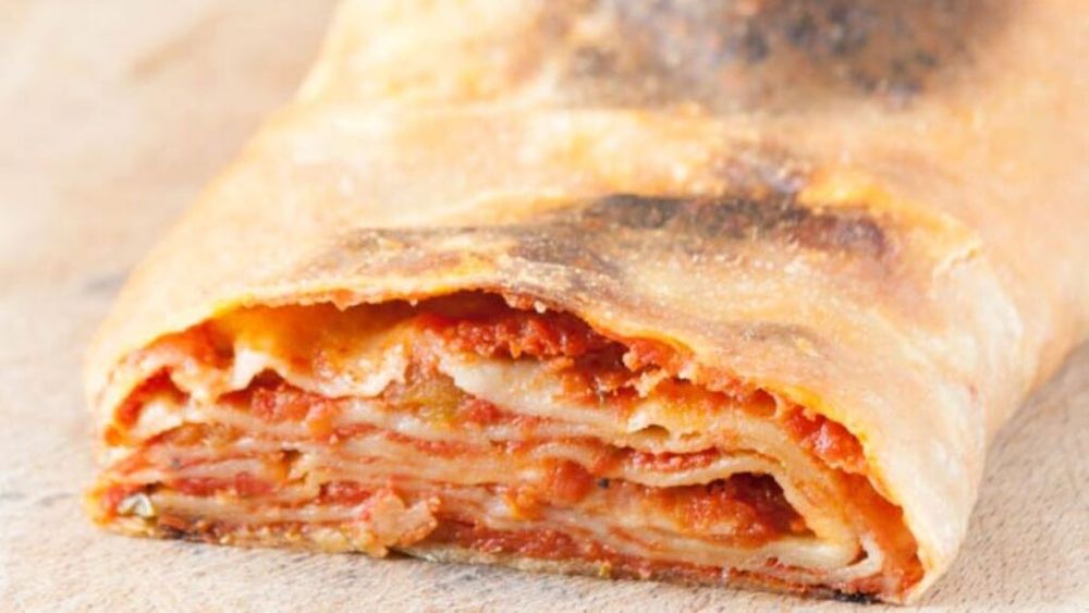 Rulouri din aluat simplu cu ceapă, sos de roșii și un strop de brânză. Scaccia ragusana, un preparat din gastronomia siciliană care se servește rece