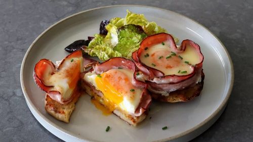 Ouă Benedict reinterpretate / Sunt coapte în forme de brioșe, cu șuncă și cu sos de unt cu lămâie, ideale pentru un mic dejun sățios