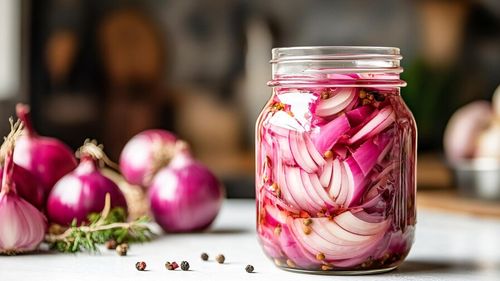Ceapă tocată în saramură. Poate fi un aperitiv sau poate însoți un fel principal. Cum se face și cât se poate conserva