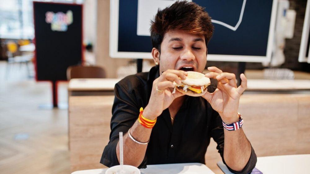 Nutriționistă: „Mindful eating (mâncatul conștient) este cheia pentru a nu mai ingera impulsiv alimentele. Dar mai întâi trebuie să răspunzi la întrebarea: Mănânci din cauza anxietății sau cu anxietate?”