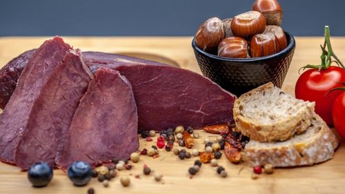 Pastramă de cerb expediată din Arad în Marea Britanie / De unde provine carnea pentru prepararea produselor vânătorești?