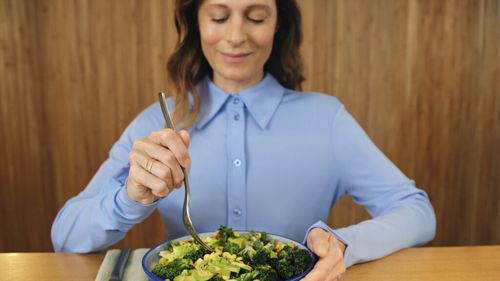 Adio, chefi cu stele Michelin? De ce hotelurile aleg creatori culinari cu milioane de urmăritori / Plant-forward, noua strategie a hotelurilor de longevitate